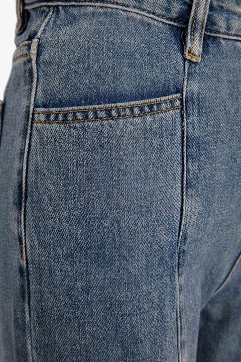 JEANS WITH SEAM DETAILS