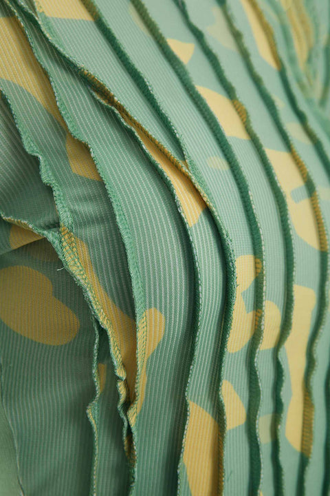 TOP WITH PRONOUNCED SEAMS